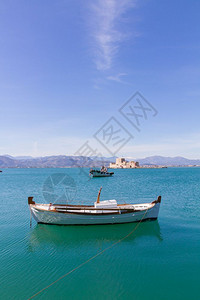 旅行希腊Nafplion背景的传统渔船和Bourtzi堡渔船希腊肖像照片伯罗奔尼撒希腊图片