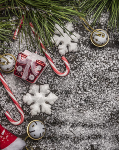 季节最佳圣诞装饰品在木板上布满雪顶风景的木桌上摆有松树枝蓝色的图片