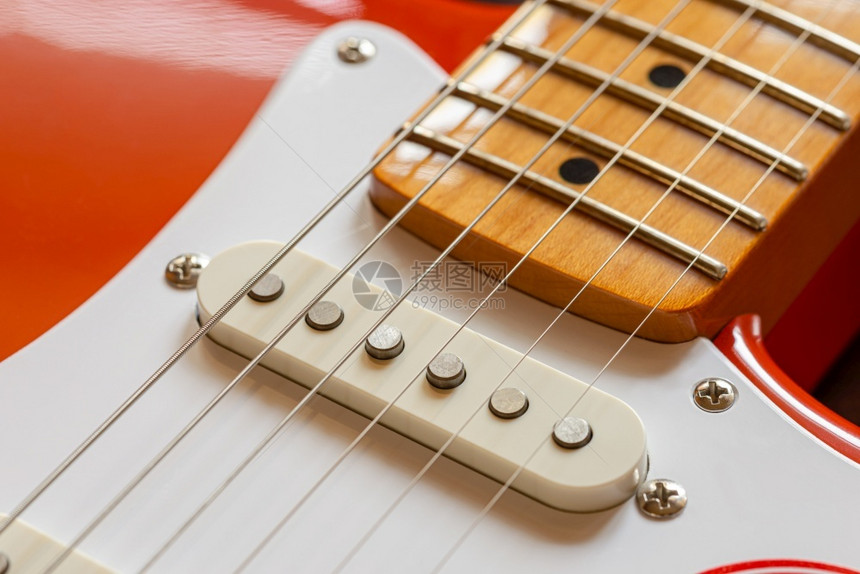 声音一把红色电吉他的脖子拾音器和弦的细节玩艺术图片