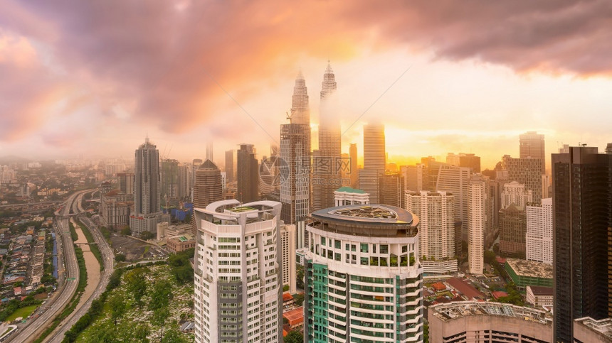 瓜拉著名的马来西亚日落时首都吉隆坡市中心天际城风景中央图片