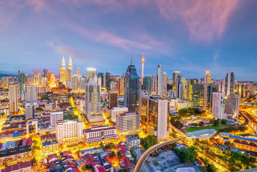 马来西亚人日落时首都吉隆坡市中心天际城风景块状暮图片