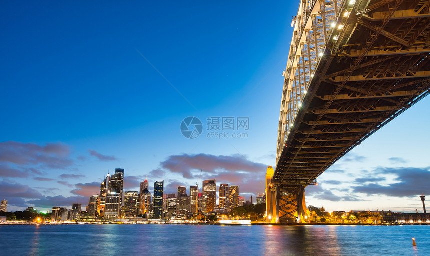 澳洲人悉尼港桥晚上澳大利亚城市标志天空线图片