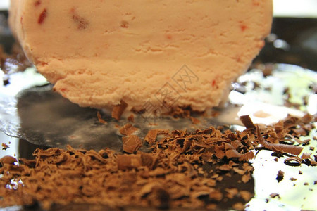 酒吧巧克力冰淇淋和硬巧克力在黑盘上翻过新鲜的超图片