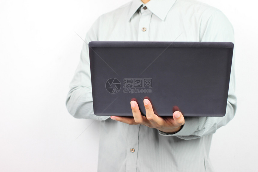 白种人技术英俊的商拿着电脑笔记本做他的工作图片