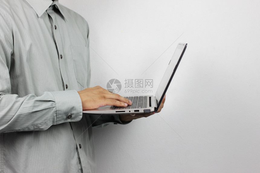 屏幕快乐的商人拿着电脑笔记本做他的工作正式图片