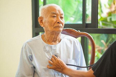 亚洲人女室内照顾老年人的友善医生疾病图片