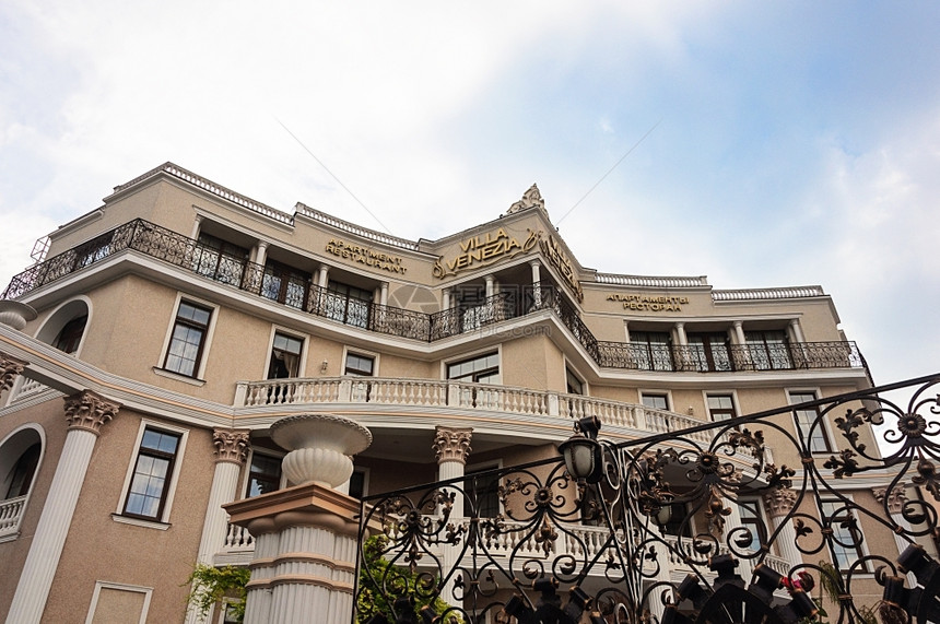 夏天欧洲乌克兰奥德萨的VillaVenezia老旧公寓和餐馆旅行图片