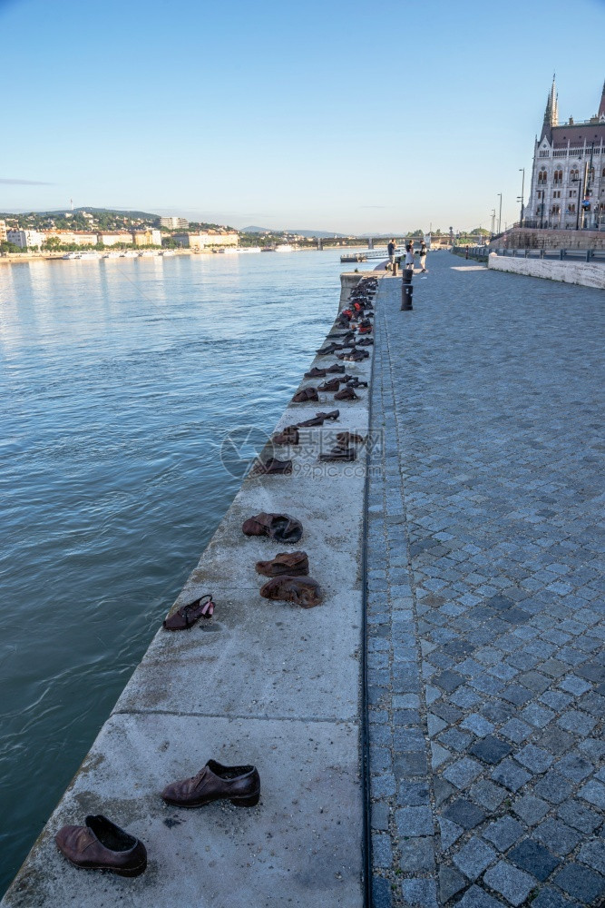 20年8月日匈牙利布达佩斯1802匈牙利布达佩斯堤岸多瑙河银行纪念碑上的鞋子夏天早晨匈牙利布达佩斯多瑙河银行的鞋子镇图片