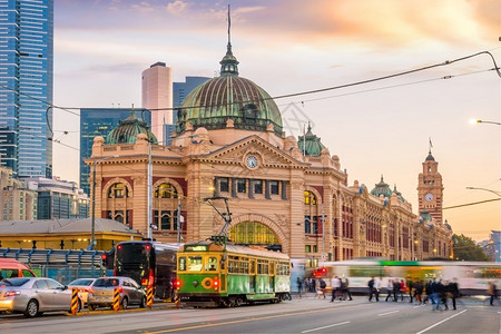 城市日落时澳大利亚墨尔本Flinders街火车站旅行钟图片