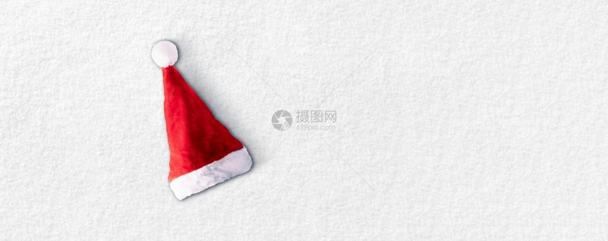 白色雪上圣诞塔帽全景图象传统的快乐配饰图片