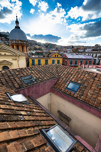 在那不勒斯全景从意大利那不勒斯中心的屋顶丘陵商业的图片