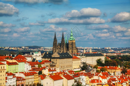 晴天城市景观线从佩特林山上看到布拉格的空中景象在阳光明媚的一天图片