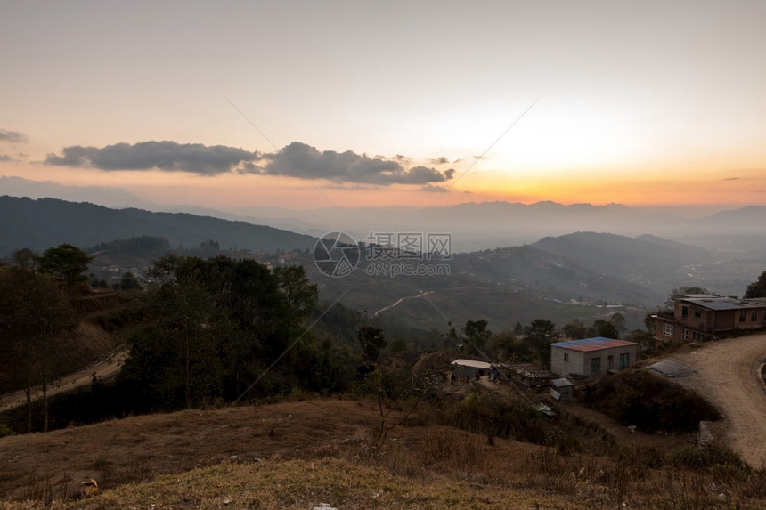 树尼泊尔Nagarkot村顶峰早晨图片