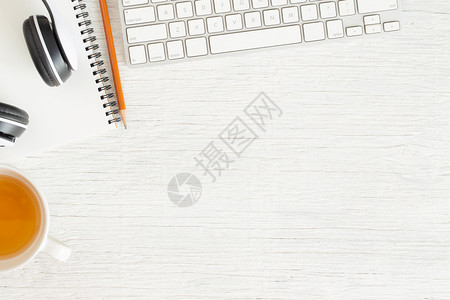 空的桌子带耳话和键盘的办公桌平面照片用笔记本和铅茶叶TopView白色背景的复印空间纸背景图片
