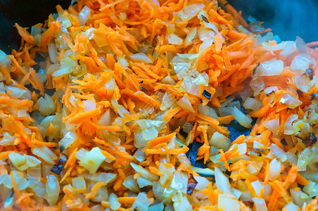 一顿饭在锅里煮汤洋葱和胡萝卜的烤肉在锅里烧菜做汤棕色的油炸图片