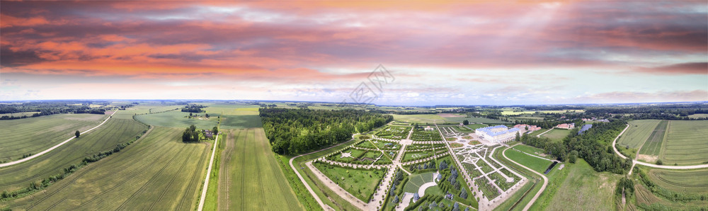 拉脱维亚建筑和花园Rundale城堡的全景日落空中观察古老的君主财产图片