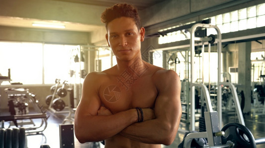 锻炼健身俱乐部英俊男青年的肖像合身健康背景图片