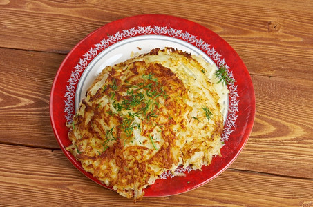 美食Boxty传统的爱尔兰马铃薯煎炸土豆盘是其光滑和细的粮食饱度热图片