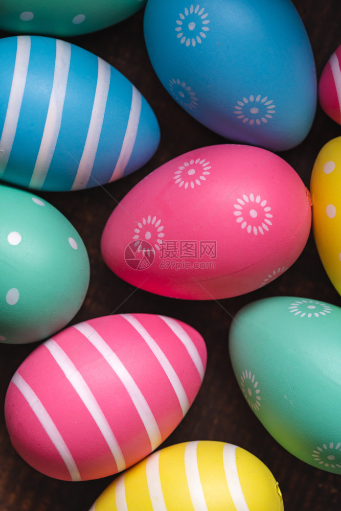 旧木背景上的多彩复活节鸡蛋多彩复活节鸡蛋假期老的画图片