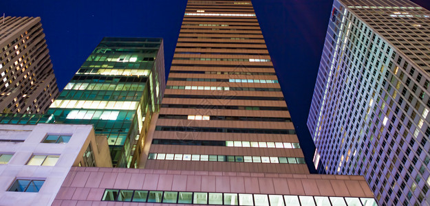 大街夜晚上在市中心摩天大楼向空看纽约曼哈顿视窗图片