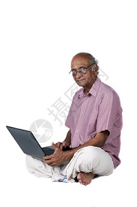互联网家退休后在上冲浪的印度老人个电脑图片