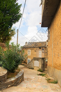 透过法国Casinca村浏览小巷历史的建造小路高清图片