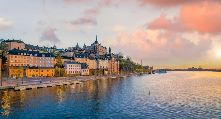全景斯德哥尔摩老城市天线日落时瑞典城市景色夜晚蓝的图片