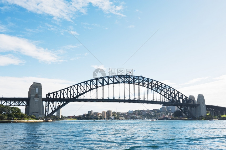 悉尼港桥从海上的景象城市观中心商业图片