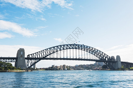 悉尼港桥从海上的景象城市观中心商业图片
