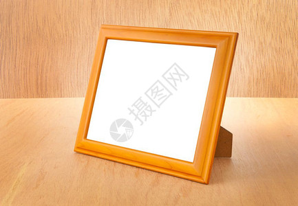白色的肮脏画廊桌子和木头背景上的相片框图片