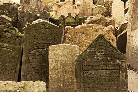 瘦不下来到期的在布拉格Josefov区古老的犹太一个部分由于石块年代久远和地面沉积许多墓碑乱成一团分布不均匀地拼凑在一起隔都背景