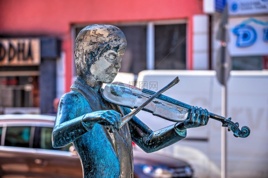 目的地保加利亚鲁塞072619保加利亚鲁塞市小提琴男孩的雕塑阳光明媚的夏日保加利亚鲁塞市小提琴男孩的雕塑夏天城市图片