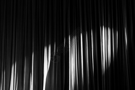 黑白的窗帘和聚光灯在两场表演之间的剧院插图值得注意的场景图片