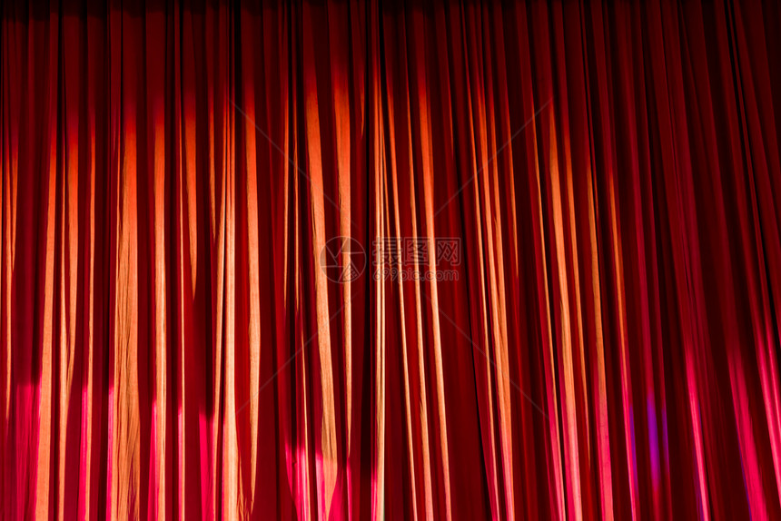 百老汇戏剧名声红窗帘和两场表演之间戏院的聚光灯图片