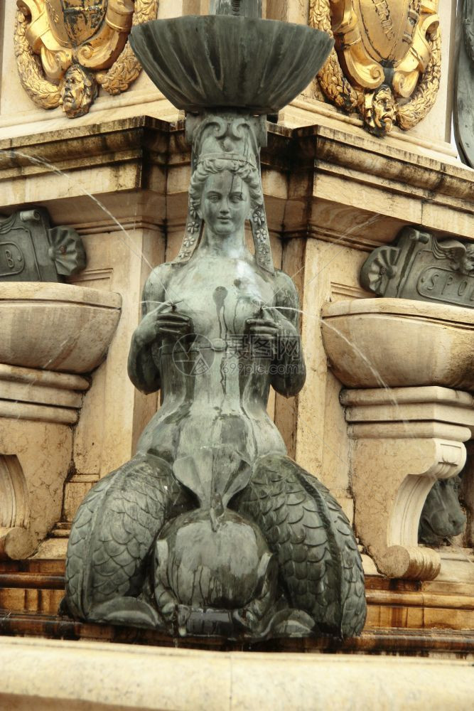 阿查拉喷泉位于佐治亚瑟广场巴图米市中心的金纪念碑海王星的Nymph户外图片