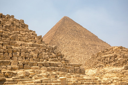 埃及吉萨的蓝色天空金字塔旅游废墟图片