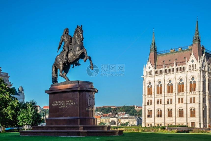 匈牙利布达佩斯1802匈牙利布达佩斯的拉科齐费伦茨骑马雕像在一个阳光明媚的夏日早晨匈牙利布达佩斯的拉科齐费伦茨骑马雕像城市伊斯特图片