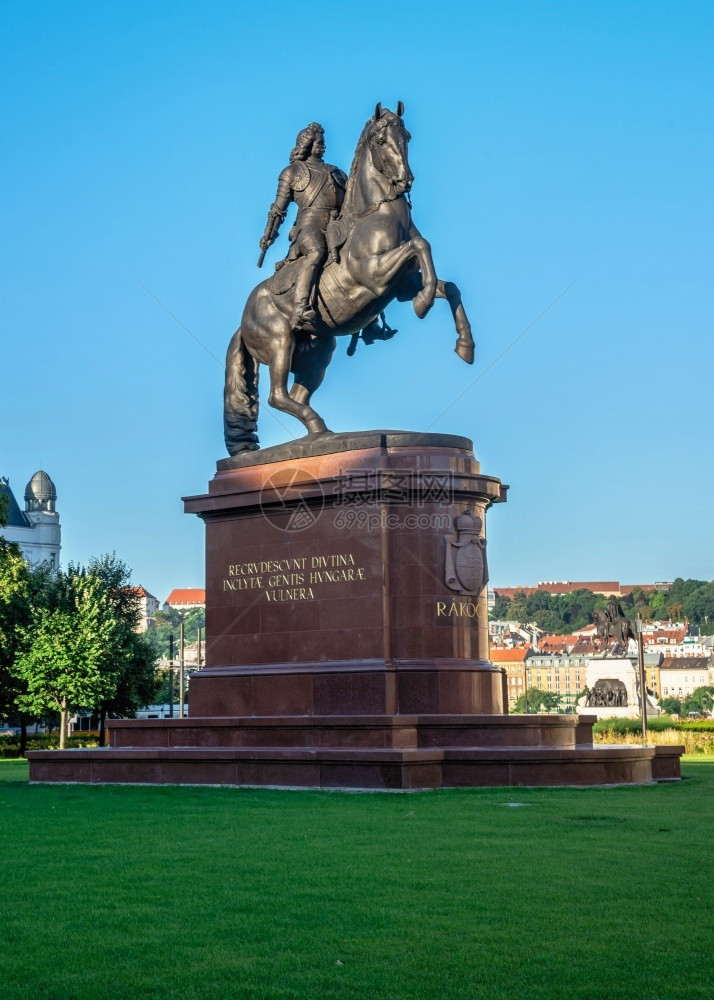 匈牙利布达佩斯1802匈牙利布达佩斯的拉科齐费伦茨骑马雕像在一个阳光明媚的夏日早晨匈牙利布达佩斯的拉科齐费伦茨骑马雕像老的历史多图片