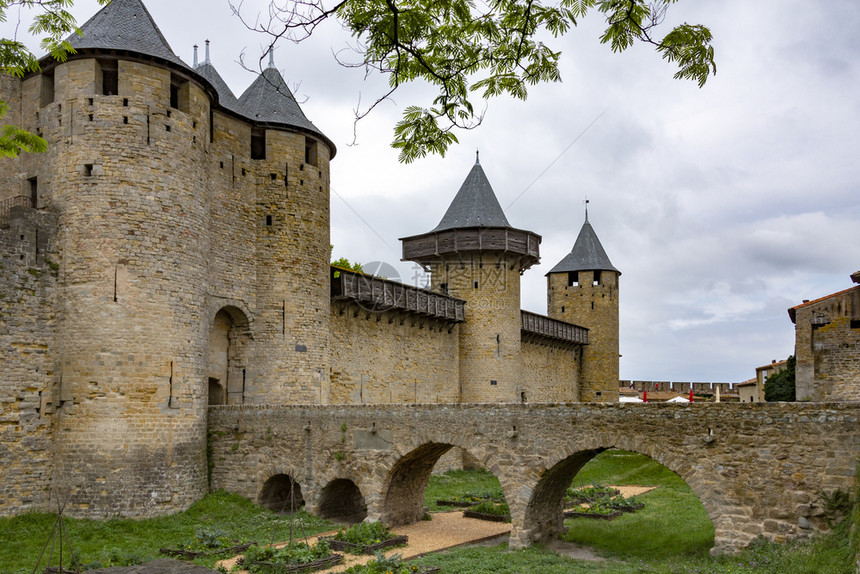 欧洲位于法国西南部朗格多克鲁西永地区的中世纪堡垒和城墙市卡尔松于五世纪由西哥特人建立于1853年修复现为联合国教科文组织世界遗产图片
