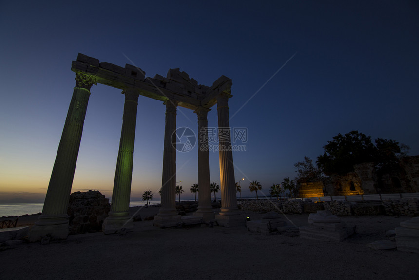 地中海废墟阿波隆庙边火鸡的马纳夫加特景观图片