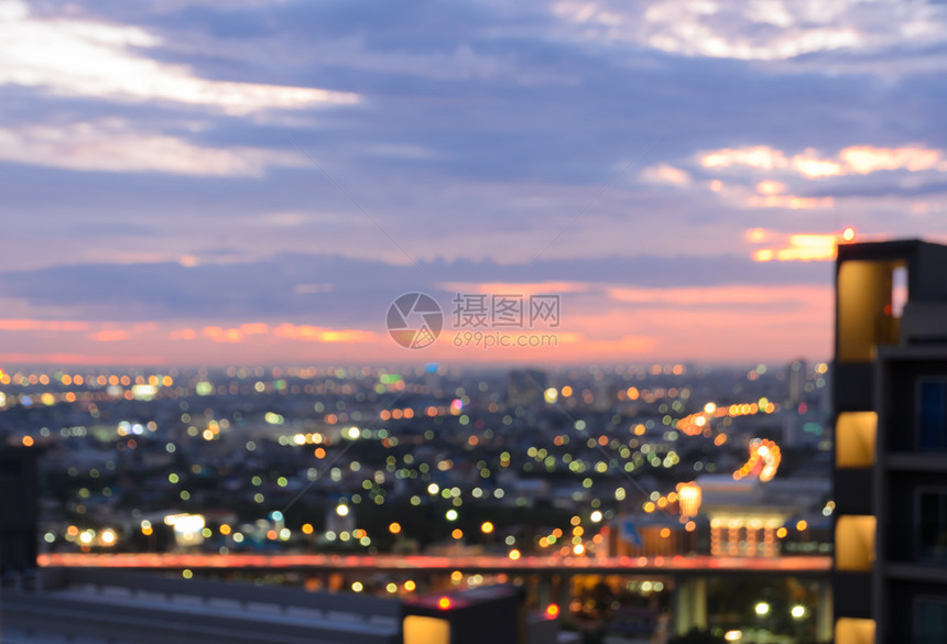 城市景观红色的彩多模糊摩天大楼在黄昏时照亮城市布凯灯光圆形的图片