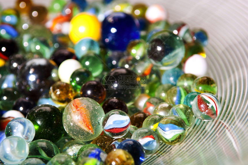 在明亮玻璃碗中不同窗帘下彩色亮的弹珠堆积庄稼大理石图片