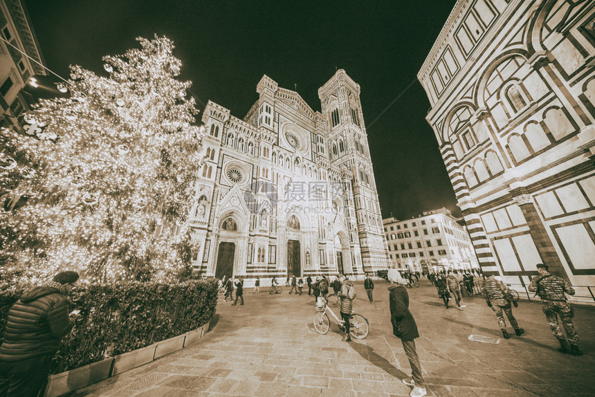 历史城市的2018年月6日佛罗伦萨的杜奥莫晚上和圣诞树一起十二月图片