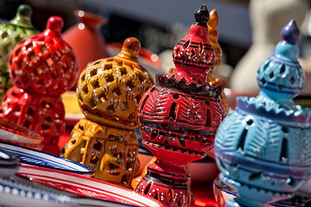艺术礼物市场中东方纪念品的典型多彩东方陶瓷市场中的东方纪念品阿拉伯图片