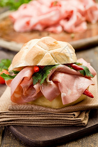 辛辣的美味三明治配薄荷辣椒和红猪肉面包图片