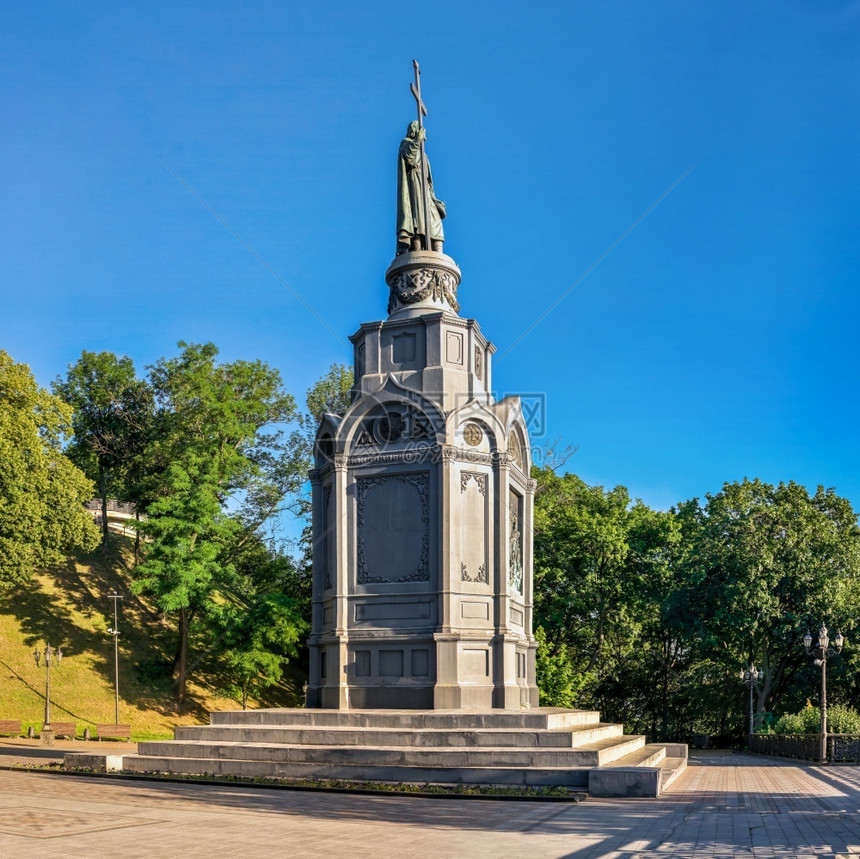发现乌克兰基辅0712乌克兰基辅VladimirskayaGorka的弗拉基米尔大帝纪念碑在一个阳光明媚的夏日早晨乌克兰基辅的弗图片