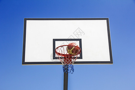篮球在蓝天背景中击篮子胜利行动成功图片
