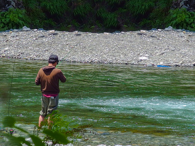 在天然的塔马川河捕鱼日本渔民背面钓鱼男户外图片