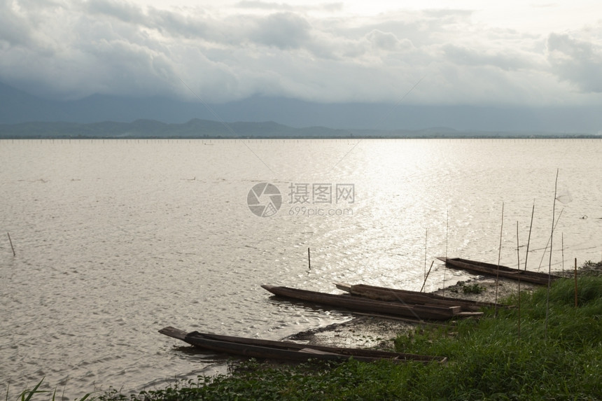 支撑桨停泊在水坝集区岸边的渔船为获量旅行图片