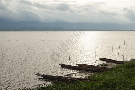 支撑桨停泊在水坝集区岸边的渔船为获量旅行图片